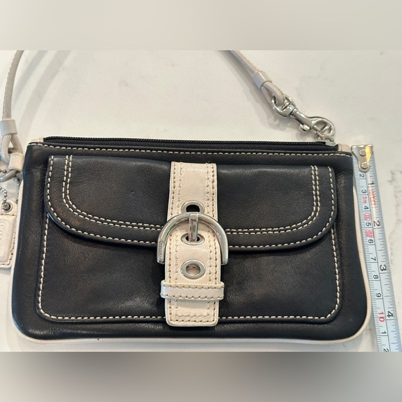 Cute b/w Coach wristlet EUC - Picture 1 of 6